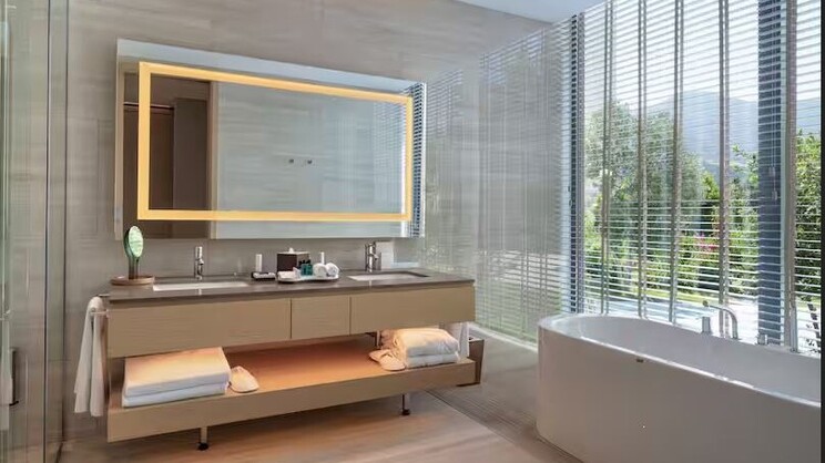 King Deluxe Room W/ Terrace - Partial Sea View 